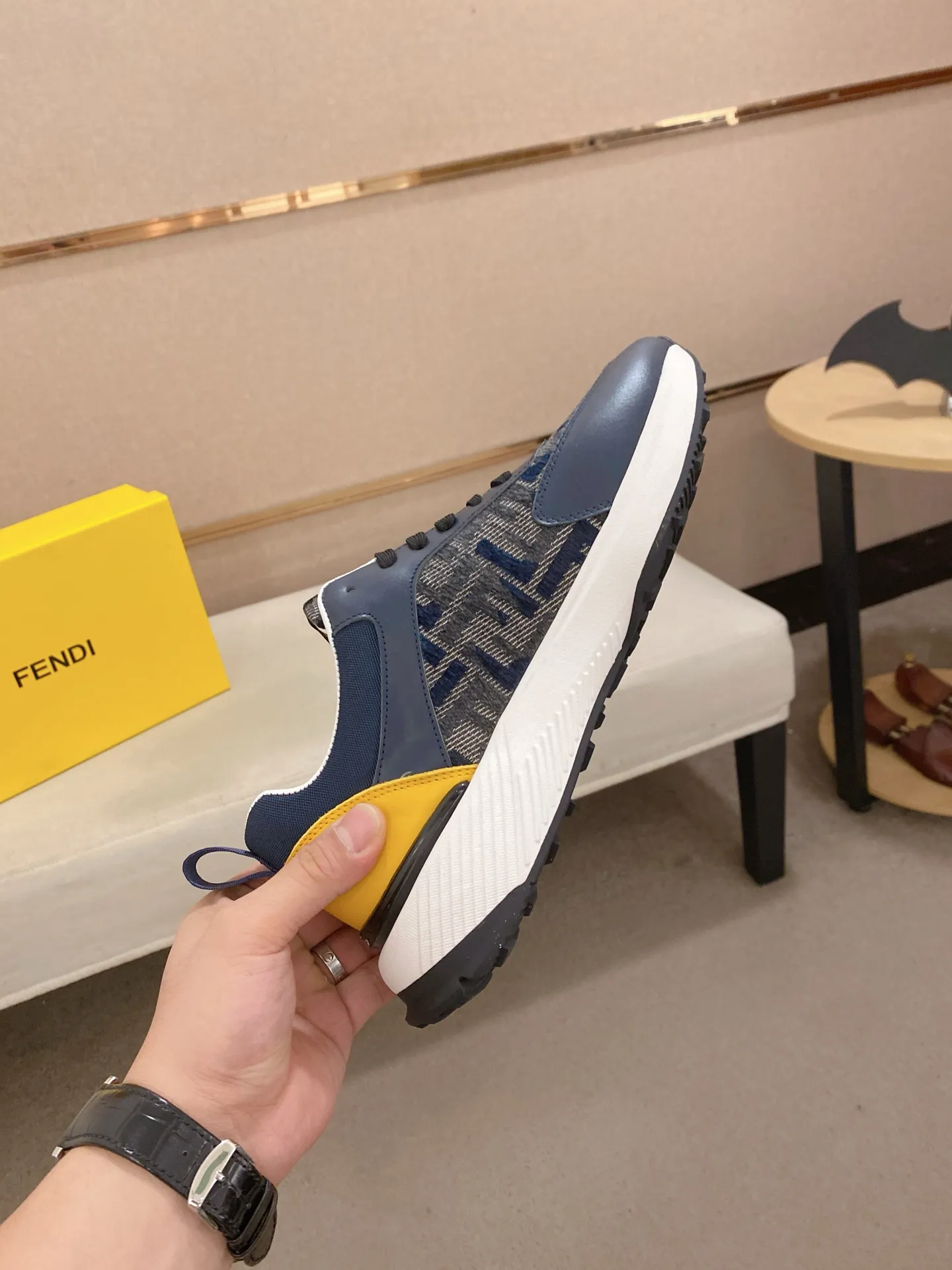 Men's shoes 💰 462💰 (FENDI) New style 👊🏻 upper 🇮🇹 imported cowhide fabric 🇩🇪 lining imported sheepskin lining. The original outsole is molded to highlight the identity of every man, and the upper foot is stable and stable🚶🏻🚶🏻The high-end custom counters reproduce the original version📯No matter the wind or rain, the shoe last remains unchanged and can withstand the verification of time🔍️,🔵 Size: 38-44 (45 is custom-made and cannot be returned or exchanged